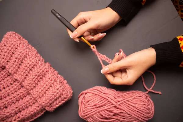 Mesa Menina Para Tricotar Roupas Inverno Fio Rosa Com Crochê — Fotografia de Stock