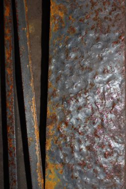 Geçmişi. Paslı desenli metal levha ve kare..