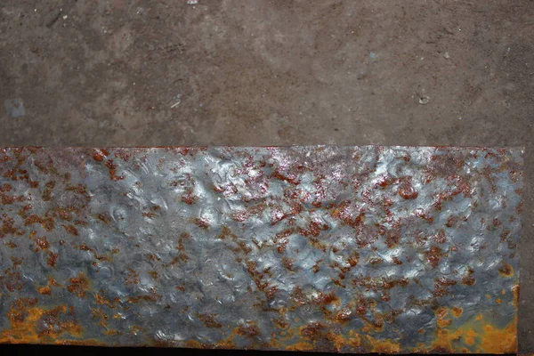 Tło Arkusz Zardzewiałego Teksturowanego Metalu Ziemi — Zdjęcie stockowe