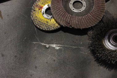Kirli metal bir masadaki öğütücü için farklı diskler. kaynak araçları.