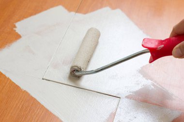 ahşap bir komodin boyama boya silindiri ile ressam