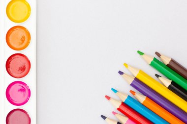 Çalışma Süreci Boş Kağıt Kağıt Kağıt, Suluboya Malzemeleri, Fırçalar ve Renkli Kalem Üst Görünümü. Suluboya resmin yaratılma süreci. Boşluğu kopyala.