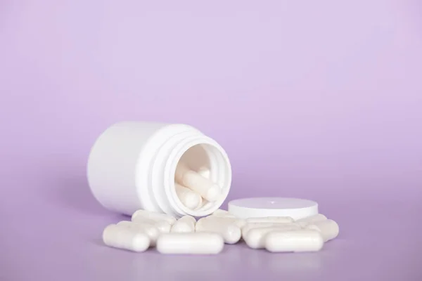 Fermer Les Pilules Capsules Blanches Sur Fond Violet Avec Espace Images De Stock Libres De Droits
