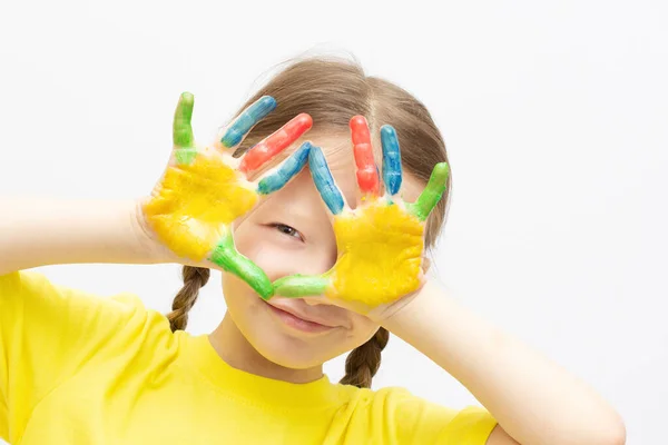 Rádi roztomilá holčička barevné malované rukama izolovaných na bílém vzdělání koncept — Stock fotografie