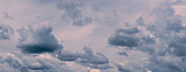 dramatik kara bulutlar ve yağmur öncesi fırtına. Doğa arka planı