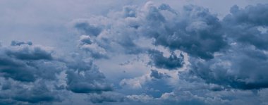 dramatik kara bulutlar ve yağmur öncesi fırtına. Doğa arka planı