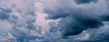 dramatik kara bulutlar ve yağmur öncesi fırtına. Doğa arka planı