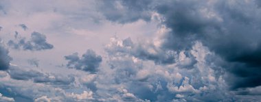 dramatik kara bulutlar ve yağmur öncesi fırtına. Doğa arka planı