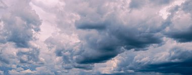 dramatik kara bulutlar ve yağmur öncesi fırtına. Doğa arka planı