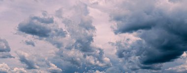 dramatik kara bulutlar ve yağmur öncesi fırtına. Doğa arka planı