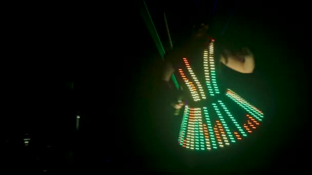Danser jurk met gloeiende led-lampen treedt op het podium in rook op. Laser show. — Stockvideo