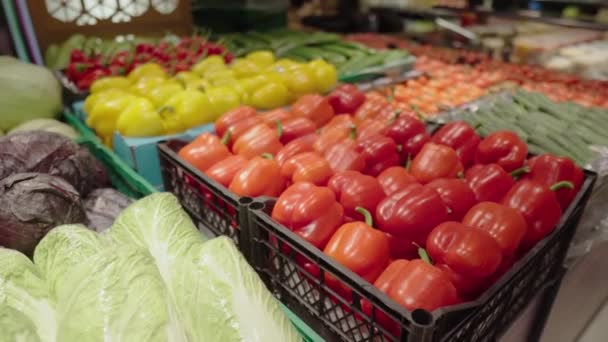 Διάφορα λαχανικά εκτίθενται στο κατάστημα. Λιανικό εμπόριο ειδών παντοπωλείου στο σούπερ μάρκετ. Ομαλή διάταξη κάμερας. — Αρχείο Βίντεο