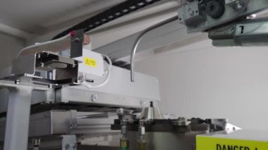 Seçici lehimleme işlemi. Sıvı lehimli otomatik makine. Fabrikada elektronik imalatı.