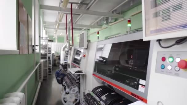 Industrieproduktion. Automatisierte SMD-Maschine zur Herstellung von Elektronik. Große Fertigungsmaschinen. — Stockvideo