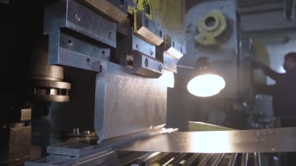 工場での金属加工。強いメンズの手は特別な機械で金属製品を曲げます。作業中の金属製造のための機器。手作り鉄板. — ストック動画