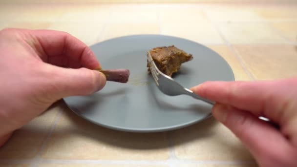 Παρουσίαση του μαγειρεμένου φαγητού στο σπίτι. Το καλοψημένο κρέας στο οστό πιέζεται εύκολα με ένα πιρούνι σε γκρι πιάτο.. — Αρχείο Βίντεο