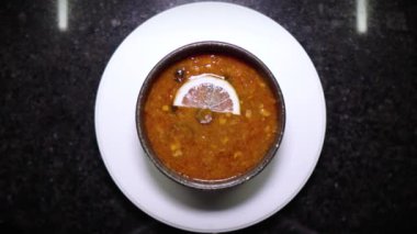 Bir kase pudra şekeri. Limonlu kırmızı çorba. Dönüşümlü yemek. Sağlıklı beslenme. Kapalı mutfak çok lezzetlidir. Güzel, şık tabakta bir restoran yemeği sunumu. Bir aşçılık başyapıtı gösteriliyor.