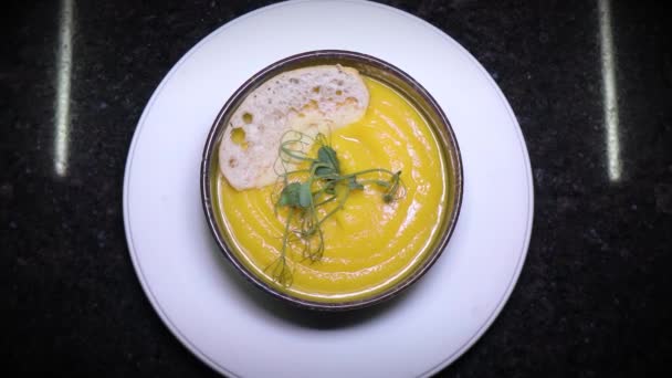 Sopa de crema de calabaza decorada con verduras. Comida giratoria. Alimento saludable dietético. Una cena perfecta. La presentación del plato del restaurante en el plato hermoso de estilo. Mostrando una obra maestra culinaria. — Vídeos de Stock