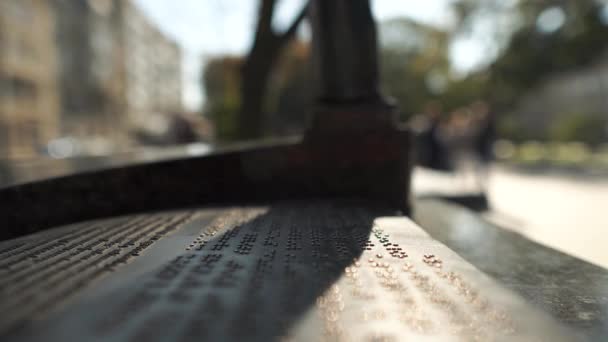 De mens leest tekst geschreven in braille lettertype zonnige dag straatbord. Mensen op vakantie, toeristische beschrijving voor mensen met een handicap. — Stockvideo