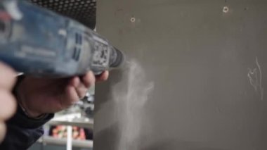 Sondaj işlemi. Duvara bir delik açmak. Evdeki tamirat işleri..