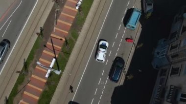 Şehir yolunda giden bir polis arabasının üst görüntüsü. Polis memurları şirket arabasında kuş bakışı. Şehirde güvenlik.