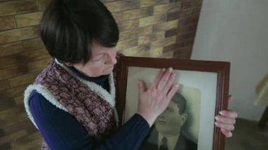 60 'lı yaşlarda bir kadının eski bir atasının portresini silmesi. Yetişkin bir kadın sıcak evinde nostaljik anılara sahip. Sıradan bir yaşlı hayatı ve buruşuk ellerle. Biyografi, anılar veya tarih kavramı