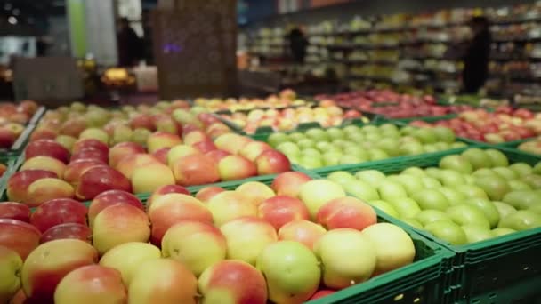Många Olika Äpplen Finns Utställda Butiken Detaljhandel Med Livsmedel Snabbköpet — Stockvideo