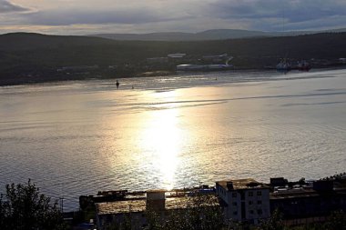 Liman şehrinde günbatımının başlangıcı