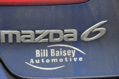 Mavi mazda arabanın logosu.