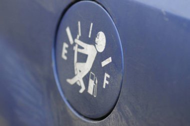 Mavi mazda arabadaki çıkartma.