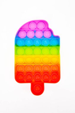 Beyaz arka planda izole edilmiş silikon gökkuşağı anti stres oyuncağı. Basit gamzeler, yetişkinler ve çocuklar için popüler modern stres rahatlama oyuncakları. Fidget çocuk oyuncağı, Pop Bubble Fidget.