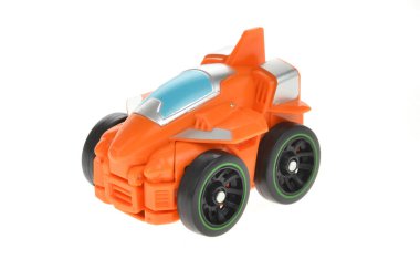 Kırmızı oyuncak araba beyaz arkaplanda izole edildi