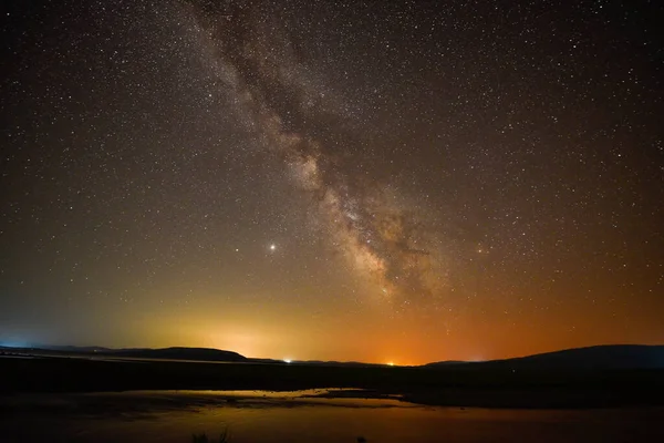 亚美尼亚Arpi湖中的银河夜景令人惊叹 免版税图库图片