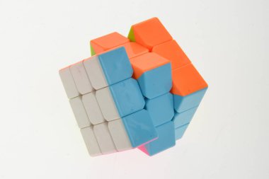 Rubik Küpü beyaz arkaplanda yakın plan