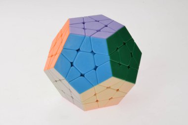Rubik Küpü beyaz arkaplanda yakın plan