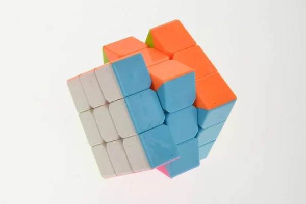 Rubik Cubo Primer Plano Sobre Fondo Blanco — Foto de Stock