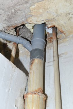 Dairenin tuvaletindeki eski demir borular.
