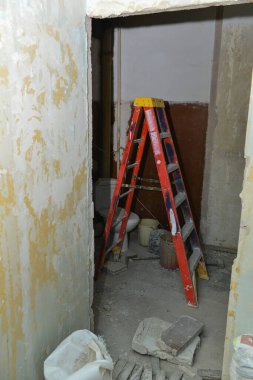 Tadilat ve inşaat sırasında malzemelerle dolu bir apartmanın içinde.