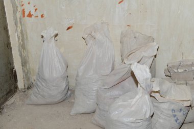 Tadilat ve inşaat sırasında malzemelerle dolu bir apartmanın içinde.
