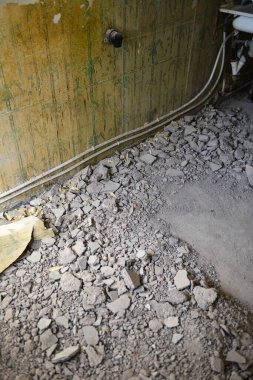 Tadilat ve inşaat sırasında malzemelerle dolu bir apartmanın içinde.