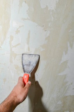 Tadilat sırasında Eski Duvar Kağıdını Kaldıran İşçi