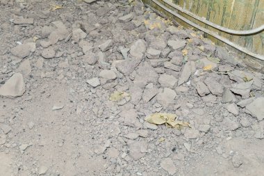 Tadilat ve inşaat sırasında malzemelerle dolu bir apartmanın içinde.