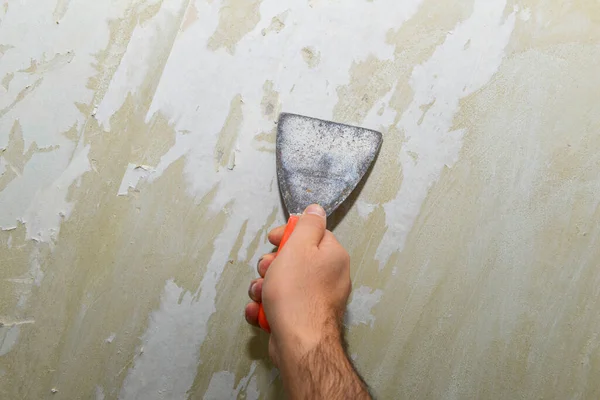 Hombre Trabajador Quitando Viejo Fondo Pantalla Durante Renovación — Foto de Stock