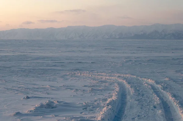 IJskoud meer Baikal in de sneeuw. Een straat op het ijs van het meer. — Stockfoto