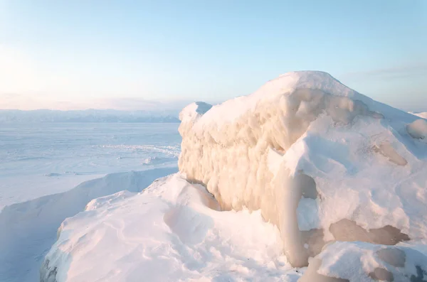 Льодовиковий блок на озері Байкал на заході сонця.. — стокове фото