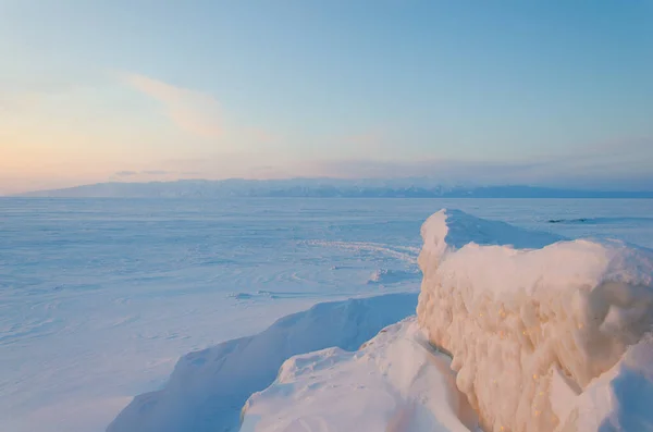 Gün batımında karda donmuş Baykal Gölü manzarası. — Stok fotoğraf