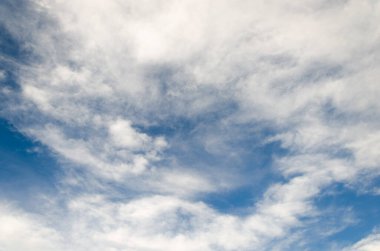 Mavi gökyüzünde beyaz bulutların çizimi.