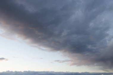 Gökyüzündeki karanlık bulutlar. Gün batımı. Güneşin son ışınları. Doku.