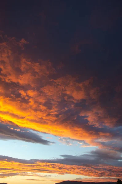 Frodiga, tunga moln, målade orange av solen vid solnedgången. Konsistens. — Stockfoto