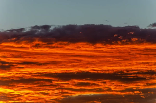 Φωτεινά πορτοκαλί σύννεφα στο ηλιοβασίλεμα, σαν λάβα. — Φωτογραφία Αρχείου